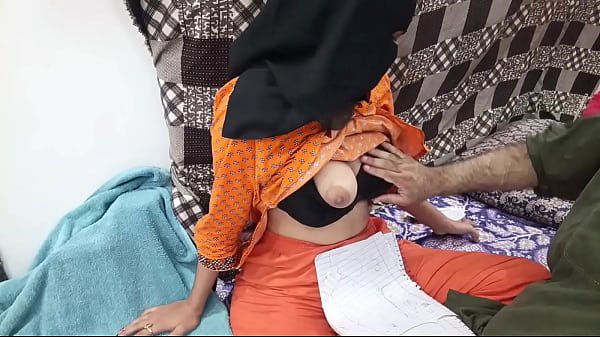 Cewek Pelajar Pakistan Berhijab Digebukin Guru Lesnya Sampe Meringis Keenakan